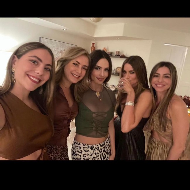 Begini kebersamaan Sandra dengan Sofia dan para saudarinya yang cantik. Foto: Instagram @sandravergara
