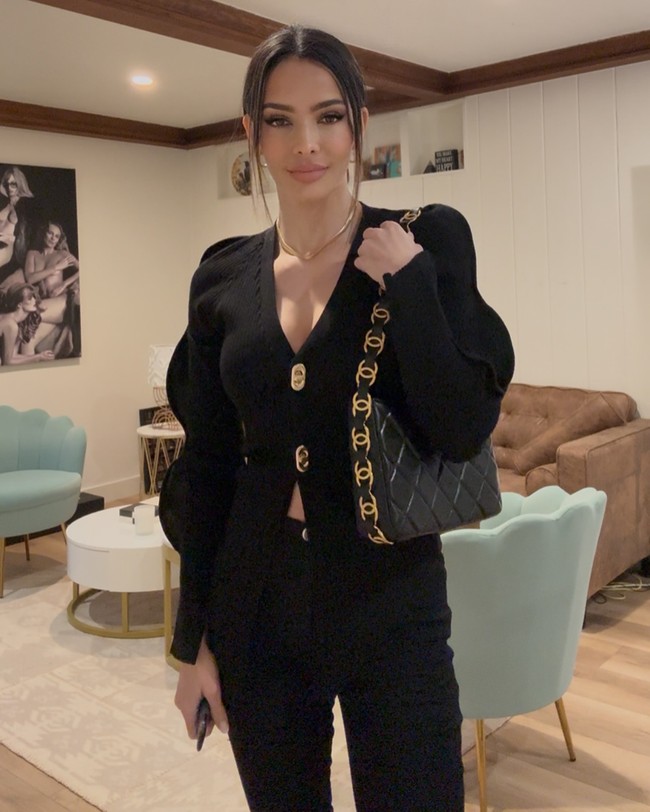 Sandra Vergara adalah adik dari Sofia Vergara yang juga seorang aktris. Wanita 36 tahun tersebut memiliki kecantikan seperti kakaknya. Foto: Instagram @sandravergara