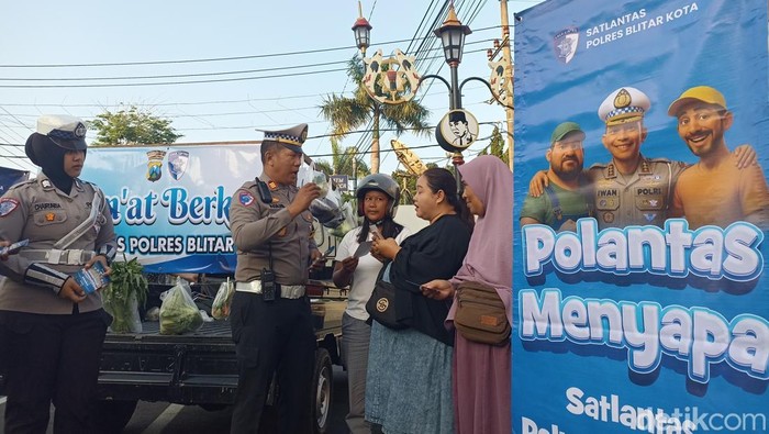 Sayur gratis dalam operasi patuh Semeru Polres Blitar Kota