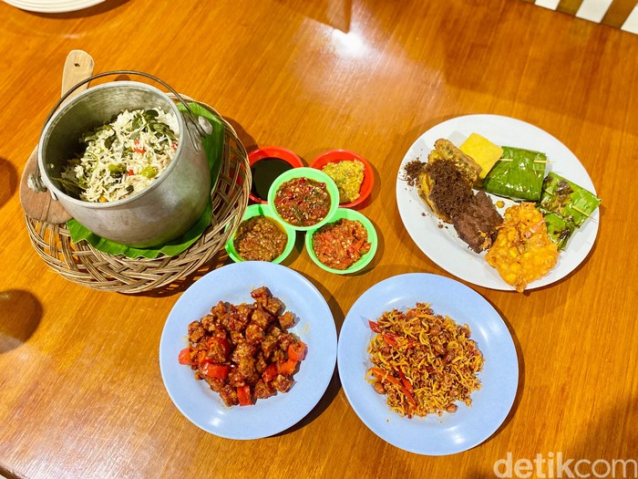 Sedapnya Ayam Goreng Kuning dan Prasmanan Sunda Legendaris Sejak 1989