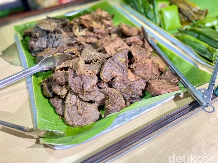 Sedapnya Ayam Goreng Kuning dan Prasmanan Sunda Legendaris Sejak 1989