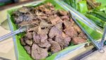 Sedapnya Ayam Goreng Kuning dan Prasmanan Sunda Legendaris Sejak 1989