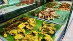 Sedapnya Ayam Goreng Kuning dan Prasmanan Sunda Legendaris Sejak 1989