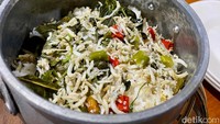 Nasi Liwet Kemangi disajikan dalam kastrol. Aromanya harum dari daun kemangi dan isian teri Medan serta irisan cabai rawit yang bikin nagih. Foto: detikFood