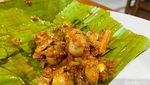 Sedapnya Ayam Goreng Kuning dan Prasmanan Sunda Legendaris Sejak 1989
