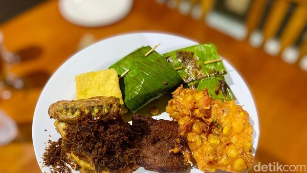 Sedapnya Ayam Goreng Kuning dan Prasmanan Sunda Legendaris Sejak 1989