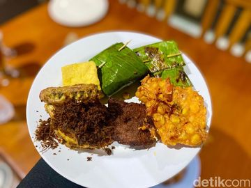 Sedapnya Ayam Goreng Kuning dan Prasmanan Sunda Legendaris Sejak 1989