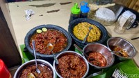 Sambal dan lalapan bisa diambil sepuasnya tanpa tambahan biaya. Lengkap dengan tomat, timun, daun kemangi, dan aneka sambal pedas segar. Foto: detikFood