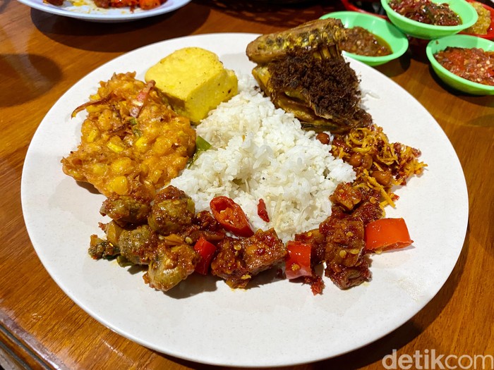 Sedapnya Ayam Goreng Kuning dan Prasmanan Sunda Legendaris Sejak 1989 Sedapnya Ayam Goreng Kuning dan Prasmanan Sunda Legendaris Sejak 1989