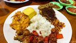 Sedapnya Ayam Goreng Kuning dan Prasmanan Sunda Legendaris Sejak 1989