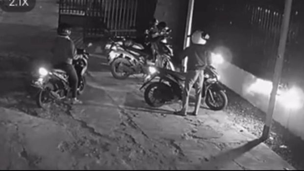 Sejoli pencuri motor di kafe Kota Probolinggo terekam CCTV.