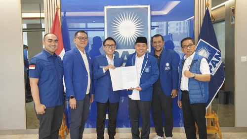 Sekjen PAN Eko Patrio saat menyerahkan SK kepada Muazzim Akbar sebagai Ketua DPW PAN Bali di Jakarta, Kamis (17/7/2025). (Foto: Dok. Muazzim Akbar)