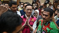Terdakwa kasus dugaan korupsi impor gula, Thomas Trikasih Lembong atau Tom Lembong (tengah) meninggalkan ruang sidang usai pembacaan vonis di Pengadilan Tipikor, Jakarta, Jumat (18/7/2025). Majelis hakim menjatuhkan vonis empat tahun enam bulan penjara, denda Rp750 juta subsider enam bulan kurungan kepada mantan menteri perdagangan itu.  Foto: ANTARA FOTO/Bayu Pratama S