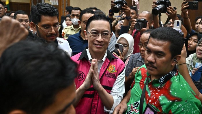 Terdakwa kasus dugaan korupsi impor gula, Thomas Trikasih Lembong atau Tom Lembong (tengah) meninggalkan ruang sidang usai pembacaan vonis di Pengadilan Tipikor, Jakarta, Jumat (18/7/2025). Majelis hakim menjatuhkan vonis empat tahun enam bulan penjara, denda Rp750 juta subsider enam bulan kurungan kepada mantan menteri perdagangan itu. ANTARA FOTO/Bayu Pratama S/sgd/tom.