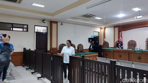 Ni Wayan Budiastuti (34) saat menjalani sidang pidana korupsi di Pengadilan Tipikor Denpasar pada Jumat (18/7/2025).