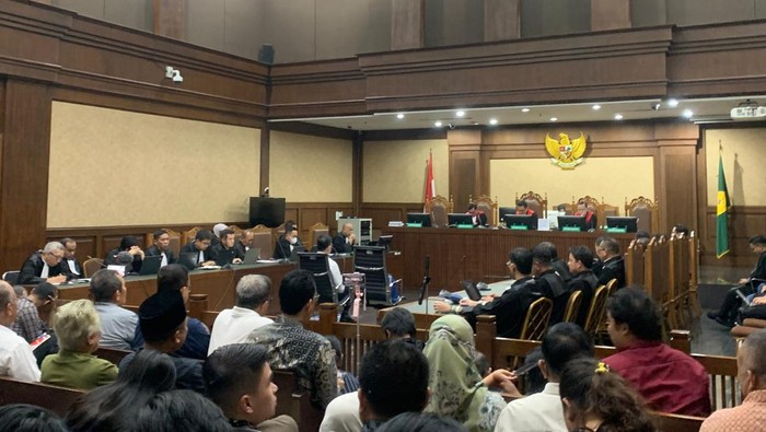 Mantan Menteri Perdagangan Thomas Trikasih Lembong atau Tom Lembong menjalani sidang putusan kasus dugaan korupsi impor gula di Pengadilan Tipikor Jakarta Pusat, Jumat (18/7/2025).