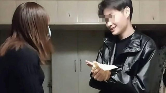 Sosok Sister Hong alias Uncle Red viral menghebohkan warganet. Pria asal Nanjing, Cina ini menyebarkan konten tak senonoh yang menampilkan dirinya berhubungan seksual sambil menyamar sebagai wanita.
