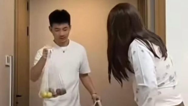 Sosok Sister Hong alias Uncle Red viral menghebohkan warganet. Pria asal Nanjing, Cina ini menyebarkan konten tak senonoh yang menampilkan dirinya berhubungan seksual sambil menyamar sebagai wanita.