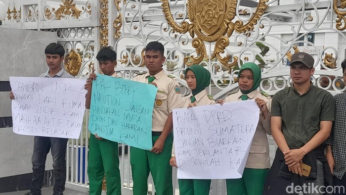 Siswa SMK Pertanian Pembangunan Negeri di Kota Padangsidimpuan demo gegara sekolah mereka digusur demi Sekolah Rakyat. (Foto: Nizar Aldi/detikSumut)