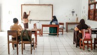 Saat ini, total siswa yang terdaftar di sekolah tersebut hanya 26 orang, dari kelas 7 hingga 9. Meski begitu Kepala Sekolah Ai Suratna Sari menyebut akan tetap menjalankan kegiatan belajar mengajar berapapun siswanya.