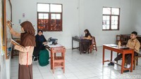 Meski merupakan sekolah swasta, SMP Persada Bhakti dikenal sebagai sekolah yang terbuka bagi keluarga dari kalangan menengah ke bawah.