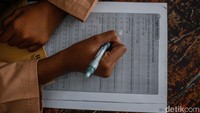 Biaya SPP dipatok hanya Rp120 ribu per bulan, dengan biaya masuk tak sampai Rp1,5 juta, yang bahkan masih bisa dicicil hingga tiga kali pembayaran.