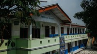 Sekolah juga menerima anak berkebutuhan khusus yang masih dapat mengikuti program pendidikan di sekolah.