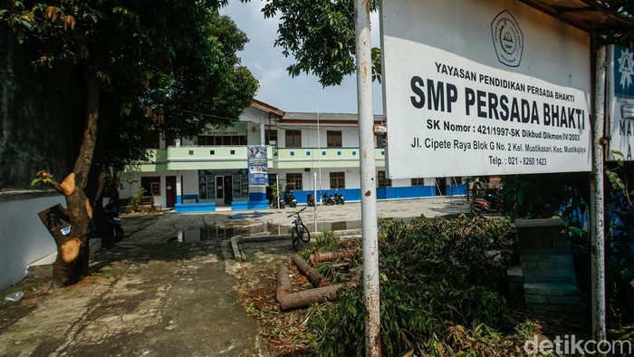SMP Persada Bhakti Bekasi hanya menerima tiga siswa baru tahun ini. Sekolah swasta ini tetap berjuang meski jumlah murid terus menurun.