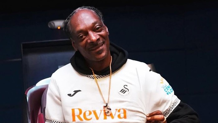 Snoop Dogg Rapper ternama Snoop Dogg menjadi salah satu investor anyar di klub Championship, Swansea City. Kabar bergabungnya Snoop Dogg sebagai investor Swansea City diumumkan pihak klub, Jumat (18/7/2025). Pria bernama asli Calvin Cordozar Broadus Jr ini sebelumnya ikut membantu promosi jersey teranyar klub pekan lalu.