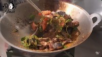 Selanjutnya, King Abdi memasak ikan goreng bumbu kemangi yang pedas harum permintaan Soimah. Udah nggak sabar, kata Soimah setelah melihat masakan King Abdi. Foto: YouTube SOIMAH