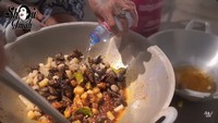 King Abdi terus memasak, kali ini sajian sambel goreng kentang ati ampela yang pedas nikmat. Bumbunya tampak pekat dan menggugah selera. Foto: YouTube SOIMAH