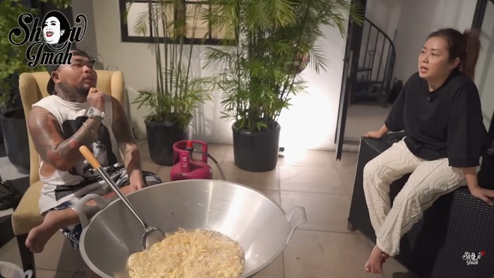 Soimah dan King Abdi Soimah dan King Abdi masak di rumah Ivan Gunawan