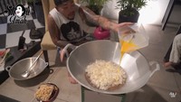 Selain orek tempe, King Abdi juga memasak telur dadar keriting. Ia juga menceritakan bahwa dirinya telah mulai memasak sejak kelas 3 SD. Foto: YouTube SOIMAH