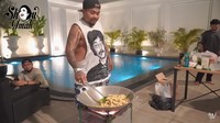 King Abdi menggoreng tempe tersebut dalam wajan yang cukup besar. Ia juga menambahkan daun jeruk dan bawang merah utuh. Foto: YouTube SOIMAH