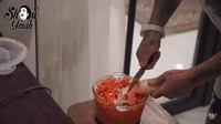 Terlihat dalam video kalau King Abdi membuat sendiri bumbu orek tempe itu. Bumbunya agak unik karena ditambahkan kecombrang. Foto: YouTube SOIMAH