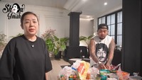 Dalam videonya, King Abdi menjelaskan bahwa dirinya tak pernah merencanakan masakan apa yang akan dibuat. Namun satu masakan yang pasti adalah orek tempe favorit desainer kondang Ivan Gunawan. Foto: YouTube SOIMAH