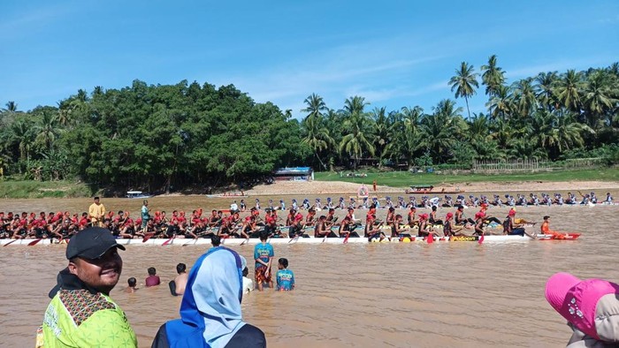 Srikandi Tim RAGA Polres Kuansing ikut turun mengamankan Pacu Jalur yang kian mendunia, Jumat (18/7/2025).