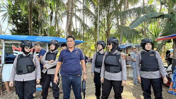 Srikandi Tim RAGA Polres Kuansing ikut turun mengamankan Pacu Jalur yang kian mendunia, Jumat (18/7/2025).