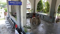 Calon penumpang menunggu jadwal keberangkatan kereta api di Stasiun Lidah Tanah. Sejak Februari 2025 stasiun dioperasikan lagi untuk naik dan turun penumpang. Foto: ANTARA FOTO/Yudi Manar