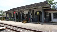 Kondisi Stasiun Lidah Tanah di Kabupaten Serdang Bedagai, Sumatera Utara, Jumat (18/7/2025). Stasiun Kereta Api Lidah Tanah yang mulai digunakan tahun 1902 tersebut merupakan peninggalan kolonial Belanda. Foto: ANTARA FOTO/Yudi Manar