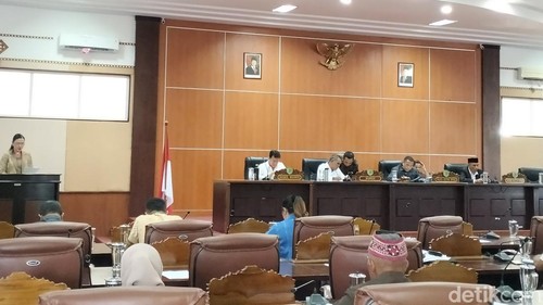 Suasana rapat paripurna DPRD Manggarai Barat dengan agenda penyampaian laporan Tim Perumus Badan Anggaran DPRD Manggarai Barat terhadap Pengantar Nota Keuangan atas Rancangan Perubahan APBD Kabupaten Manggarai Barat Tahun 2025, Jumat (18/7/2025) (Ambrosius Ardin)