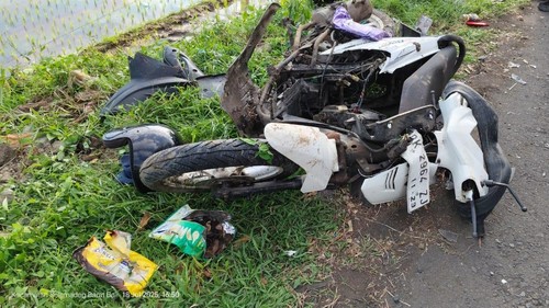 Kondisi sepeda motor yang ditabrak Honda Jazz di Banjar Dinas Yeh Bakung, Desa Lalanglinggah, Kecamatan Selemadeg Barat, Tabanan, Jumat (18/7/2025).
