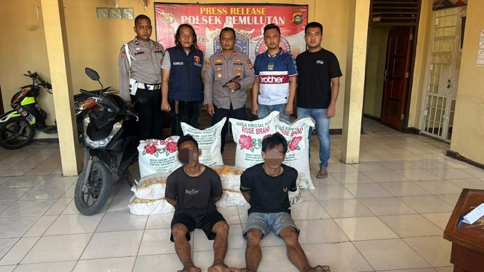 Tampang kedua pelaku saat diamankan di Mapolsek Pemulutan