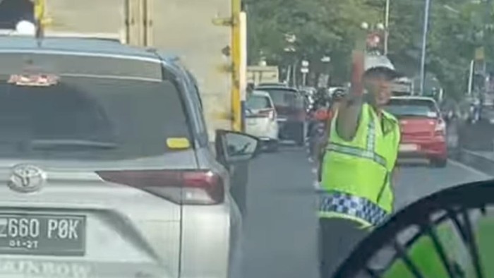 Tangkapan layar jukir bernama Jastin (32) membantu membuka jalan untuk ambulans yang terjebak macet di Maros.