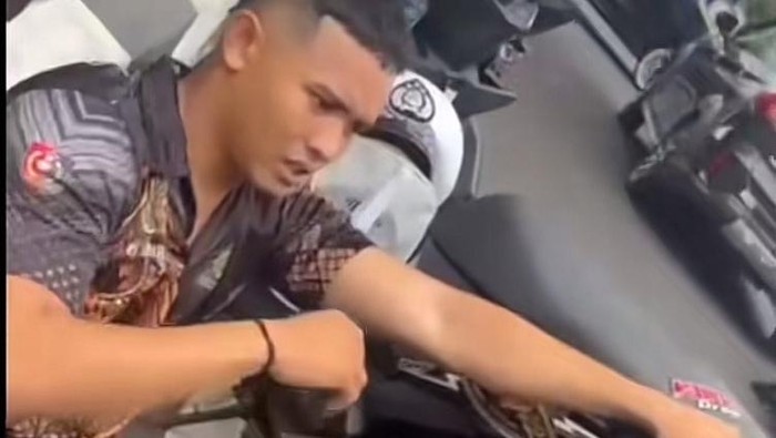 Tangkapan layar video polisi di Ternate menangis meminta tolong saat dijemput Provost.