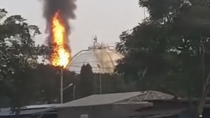 Tangkapan layar video viral kobaran api dari terminal LPG di Cilegon (dok. Istimewa)