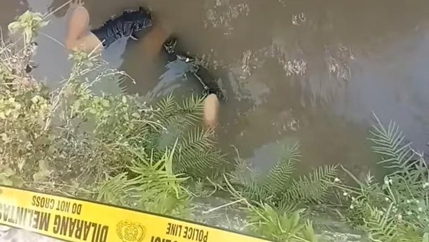 Temuan jenazah laki-laki mengambang di parit Pasuruan diduga korban pembunuhan.