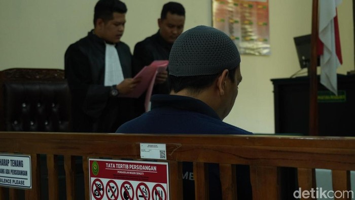 Terdakwa Faskal Wildanu, mendengarkan JPU membacakan tuntutannya di Pengadilan Negeri Senget