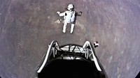Saat itu, ia menjadi manusia pertama yang menembus kecepatan suara dalam terjun bebas, mencapai kecepatan lebih dari 1.343 km/jam. (REUTERS/Red Bull Content Pool/Balazs Gar)