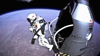 Baumgartner dikenal dunia pada 2012 ketika melakukan lompatan stratosfer dari ketinggian 38 km di atas Roswell, New Mexico, AS. (REUTERS/Red Bull Content Pool/Balazs Gar)